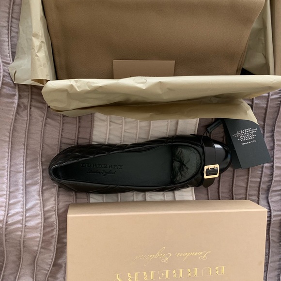 SOLD!!BURBERRY QUILTED LEATHER FLATS NEW IN BOX - Picture 2 of 2